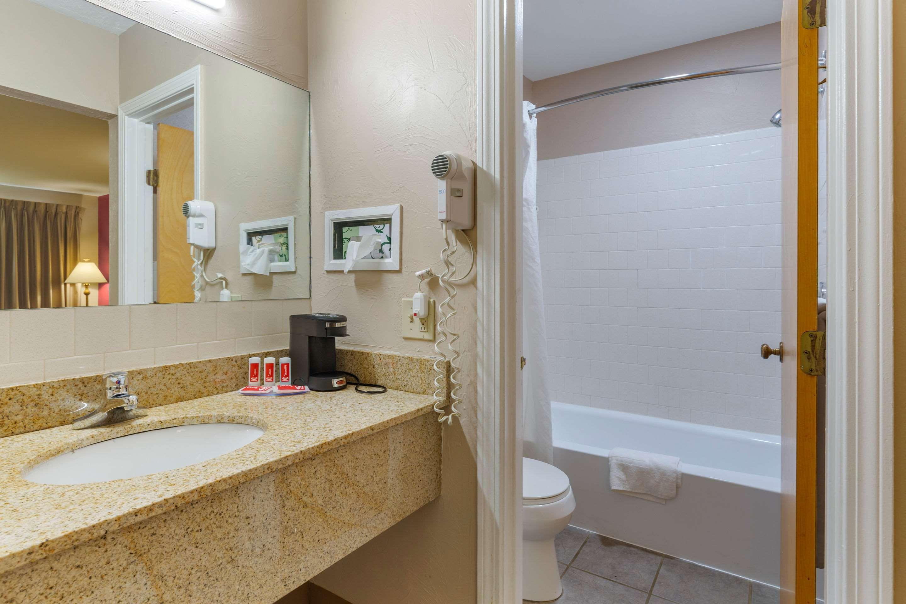 Econo Lodge Sturbridge Route 20 Exterior foto
